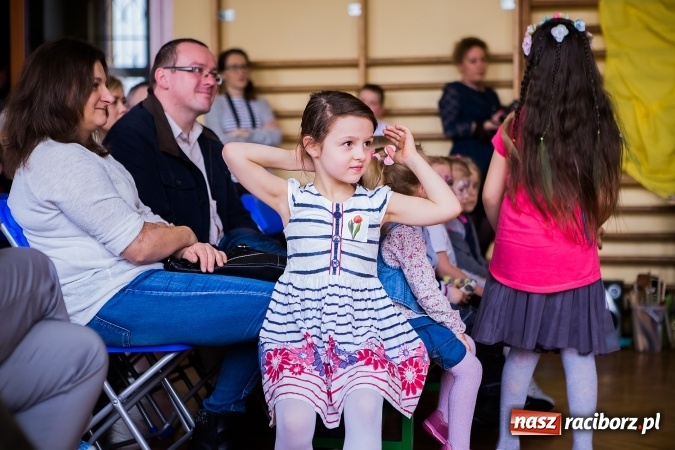Zdjęcie w galerii na portalu naszraciborz.pl: Kolorowy dzień otwarty w ZSP4 w Studziennej wiadomości z regionu