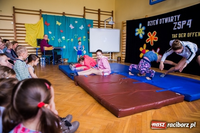 Zdjęcie w galerii na portalu naszraciborz.pl: Kolorowy dzień otwarty w ZSP4 w Studziennej wiadomości z regionu