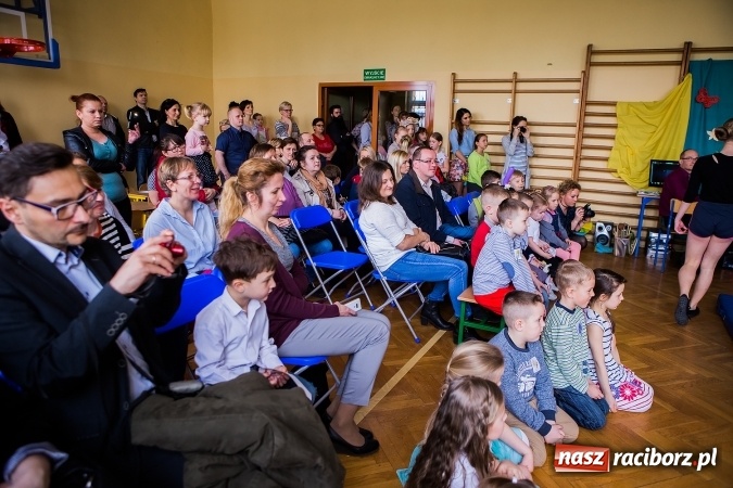 Zdjęcie w galerii na portalu naszraciborz.pl: Kolorowy dzień otwarty w ZSP4 w Studziennej wiadomości z regionu