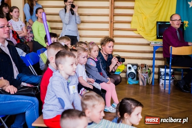 Zdjęcie w galerii na portalu naszraciborz.pl: Kolorowy dzień otwarty w ZSP4 w Studziennej wiadomości z regionu