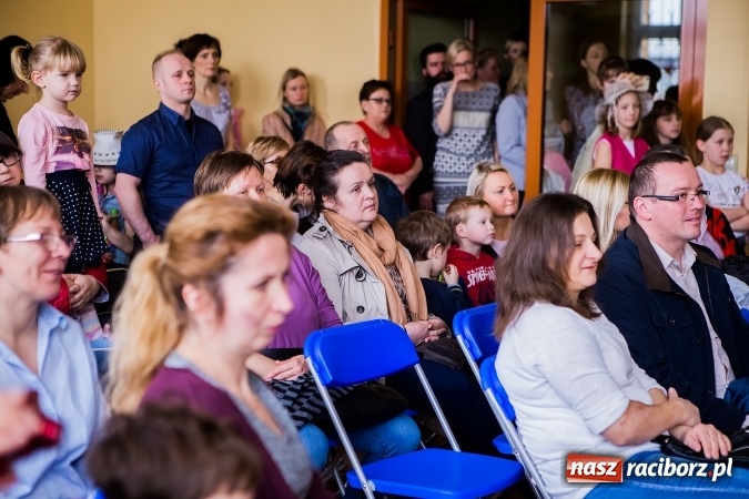 Zdjęcie w galerii na portalu naszraciborz.pl: Kolorowy dzień otwarty w ZSP4 w Studziennej wiadomości z regionu