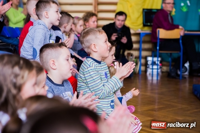 Zdjęcie w galerii na portalu naszraciborz.pl: Kolorowy dzień otwarty w ZSP4 w Studziennej wiadomości z regionu