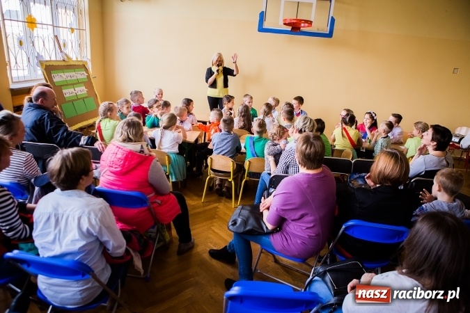 Zdjęcie w galerii na portalu naszraciborz.pl: Kolorowy dzień otwarty w ZSP4 w Studziennej wiadomości z regionu