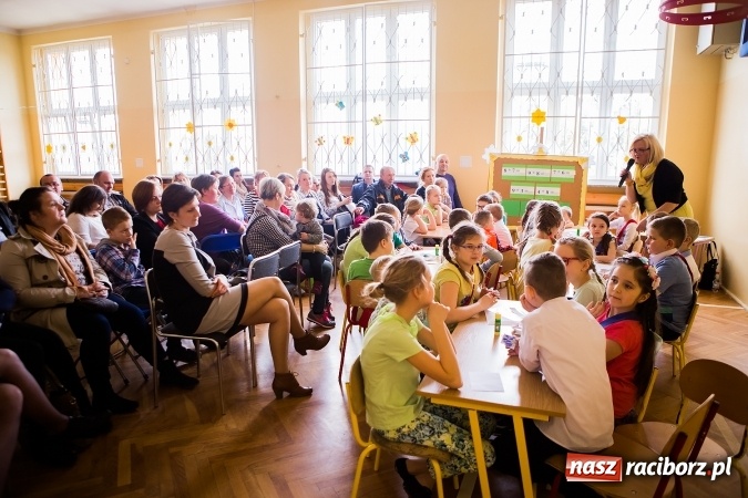 Zdjęcie w galerii na portalu naszraciborz.pl: Kolorowy dzień otwarty w ZSP4 w Studziennej wiadomości z regionu