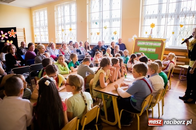 Zdjęcie w galerii na portalu naszraciborz.pl: Kolorowy dzień otwarty w ZSP4 w Studziennej wiadomości z regionu