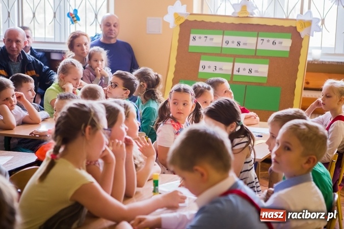 Zdjęcie w galerii na portalu naszraciborz.pl: Kolorowy dzień otwarty w ZSP4 w Studziennej wiadomości z regionu