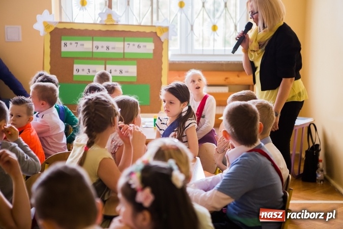 Zdjęcie w galerii na portalu naszraciborz.pl: Kolorowy dzień otwarty w ZSP4 w Studziennej wiadomości z regionu