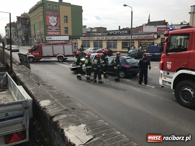 Zdjęcie w galerii na portalu naszraciborz.pl: Zderzenie golfa i peugeota na wysokości rampy kolejowej  wiadomości z regionu