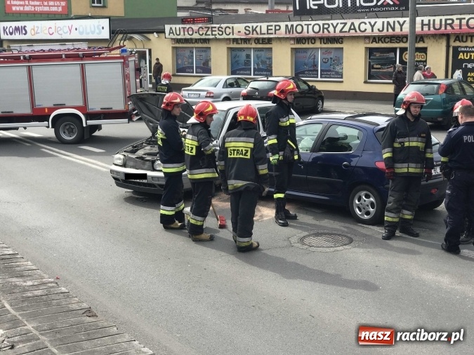 Zdjęcie w galerii na portalu naszraciborz.pl: Zderzenie golfa i peugeota na wysokości rampy kolejowej  wiadomości z regionu