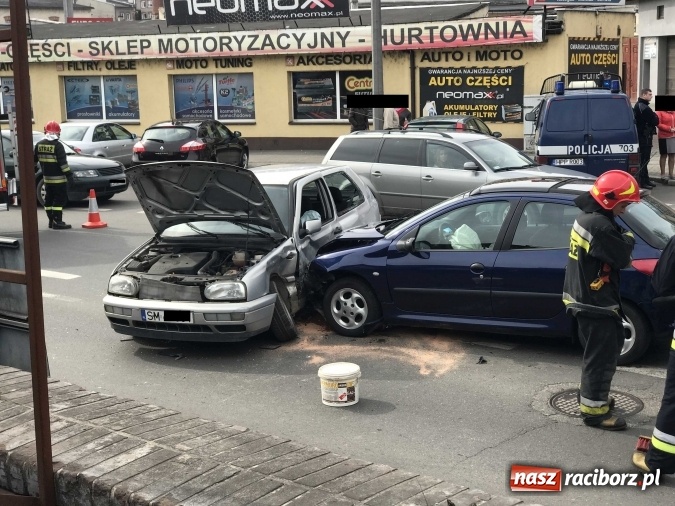 Zdjęcie w galerii na portalu naszraciborz.pl: Zderzenie golfa i peugeota na wysokości rampy kolejowej  wiadomości z regionu