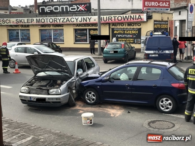 Zdjęcie w galerii na portalu naszraciborz.pl: Zderzenie golfa i peugeota na wysokości rampy kolejowej  wiadomości z regionu