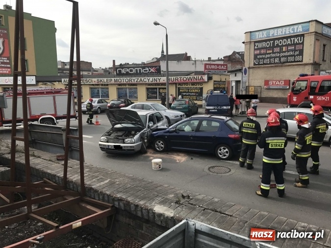 Zdjęcie w galerii na portalu naszraciborz.pl: Zderzenie golfa i peugeota na wysokości rampy kolejowej  wiadomości z regionu