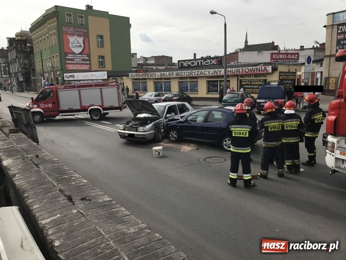 Zdjęcie w galerii na portalu naszraciborz.pl: Zderzenie golfa i peugeota na wysokości rampy kolejowej  wiadomości z regionu