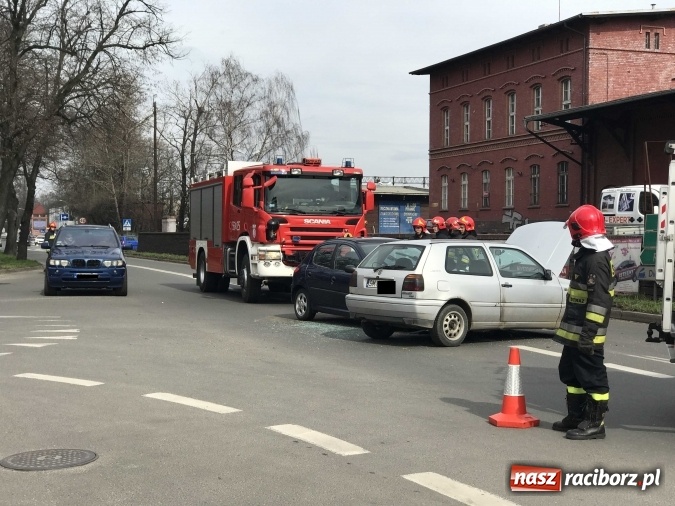 Zdjęcie w galerii na portalu naszraciborz.pl: Zderzenie golfa i peugeota na wysokości rampy kolejowej  wiadomości z regionu