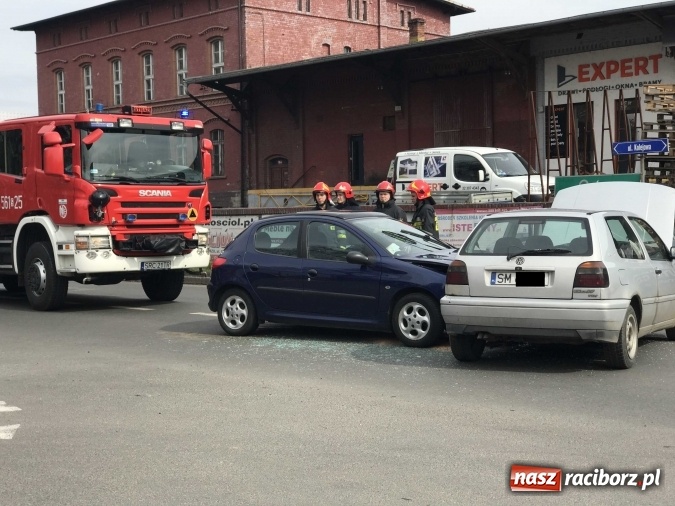 Zdjęcie w galerii na portalu naszraciborz.pl: Zderzenie golfa i peugeota na wysokości rampy kolejowej  wiadomości z regionu