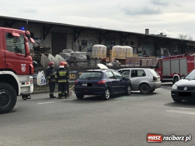 Zdjęcie w galerii na portalu naszraciborz.pl: Zderzenie golfa i peugeota na wysokości rampy kolejowej  wiadomości z regionu