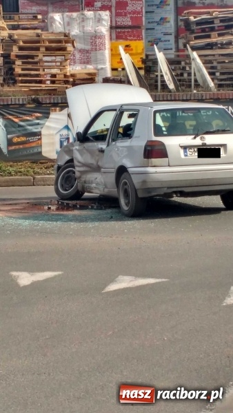 Zdjęcie w galerii na portalu naszraciborz.pl: Zderzenie golfa i peugeota na wysokości rampy kolejowej  wiadomości z regionu