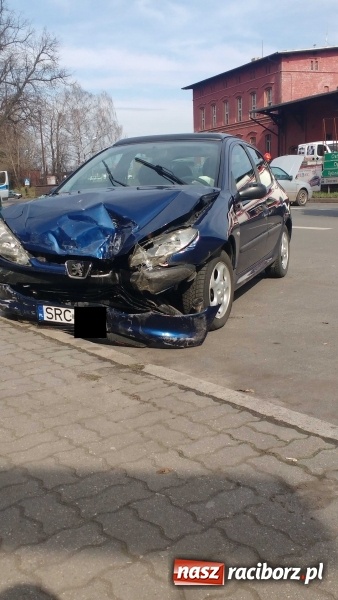 Zdjęcie w galerii na portalu naszraciborz.pl: Zderzenie golfa i peugeota na wysokości rampy kolejowej  wiadomości z regionu