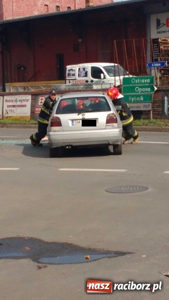 Zdjęcie w galerii na portalu naszraciborz.pl: Zderzenie golfa i peugeota na wysokości rampy kolejowej  wiadomości z regionu
