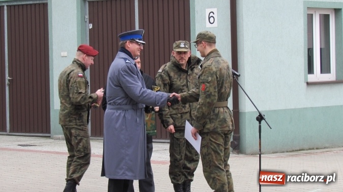 Zdjęcie w galerii na portalu naszraciborz.pl: I Przegląd Musztry Klas Mundurowych w Rybniku z udziałem raciborskiej ZSOMS wiadomości z regionu