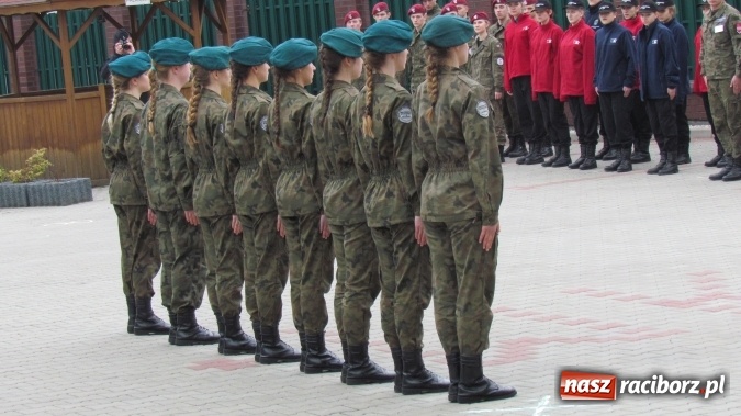 Zdjęcie w galerii na portalu naszraciborz.pl: I Przegląd Musztry Klas Mundurowych w Rybniku z udziałem raciborskiej ZSOMS wiadomości z regionu
