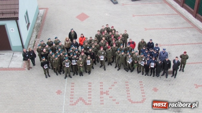 Zdjęcie w galerii na portalu naszraciborz.pl: I Przegląd Musztry Klas Mundurowych w Rybniku z udziałem raciborskiej ZSOMS wiadomości z regionu