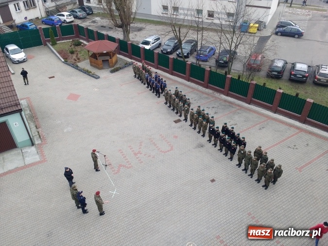 Zdjęcie w galerii na portalu naszraciborz.pl: I Przegląd Musztry Klas Mundurowych w Rybniku z udziałem raciborskiej ZSOMS wiadomości z regionu