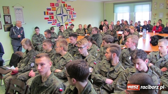 Zdjęcie w galerii na portalu naszraciborz.pl: I Przegląd Musztry Klas Mundurowych w Rybniku z udziałem raciborskiej ZSOMS wiadomości z regionu