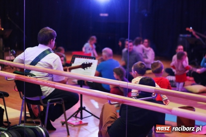 Zdjęcie w galerii na portalu naszraciborz.pl: Z dźwiękiem dookoła świata - muzyczne popołudnie w RCK  wiadomości z regionu