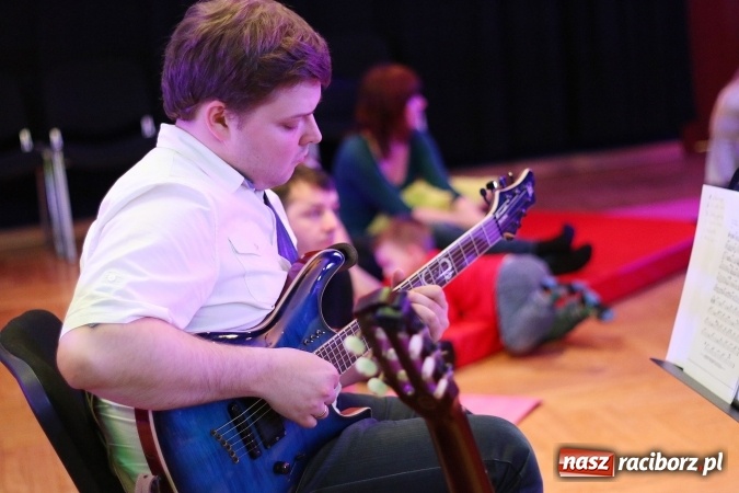Zdjęcie w galerii na portalu naszraciborz.pl: Z dźwiękiem dookoła świata - muzyczne popołudnie w RCK  wiadomości z regionu