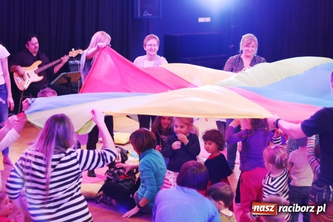 Zdjęcie w galerii na portalu naszraciborz.pl: Z dźwiękiem dookoła świata - muzyczne popołudnie w RCK  wiadomości z regionu