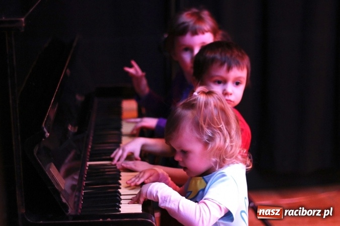Zdjęcie w galerii na portalu naszraciborz.pl: Z dźwiękiem dookoła świata - muzyczne popołudnie w RCK  wiadomości z regionu
