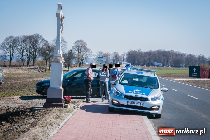Zdjęcie w galerii na portalu naszraciborz.pl: Volkswagen golf wypadł z drogi na trasie Racibórz - Żerdziny wiadomości z regionu