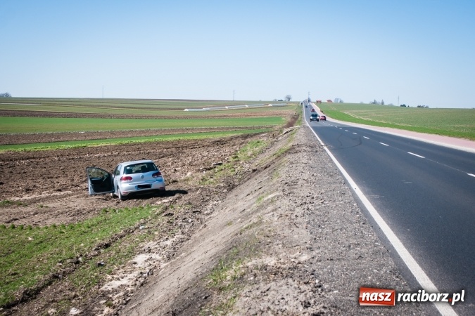 Zdjęcie w galerii na portalu naszraciborz.pl: Volkswagen golf wypadł z drogi na trasie Racibórz - Żerdziny wiadomości z regionu