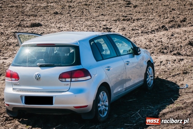 Zdjęcie w galerii na portalu naszraciborz.pl: Volkswagen golf wypadł z drogi na trasie Racibórz - Żerdziny wiadomości z regionu