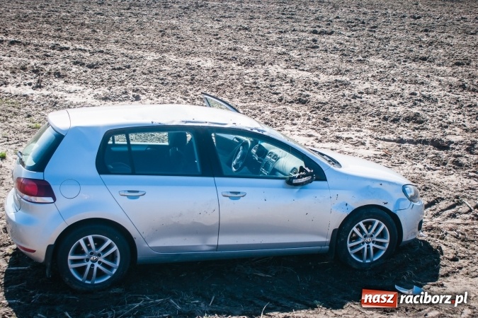 Zdjęcie w galerii na portalu naszraciborz.pl: Volkswagen golf wypadł z drogi na trasie Racibórz - Żerdziny wiadomości z regionu