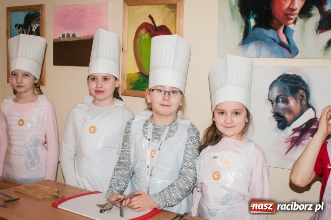 Zdjęcie w galerii na portalu naszraciborz.pl: Warsztaty kulinarne Zdrowe Słodkości w SP1 wiadomości z regionu