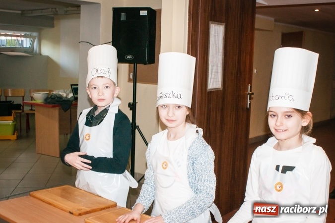Zdjęcie w galerii na portalu naszraciborz.pl: Warsztaty kulinarne Zdrowe Słodkości w SP1 wiadomości z regionu