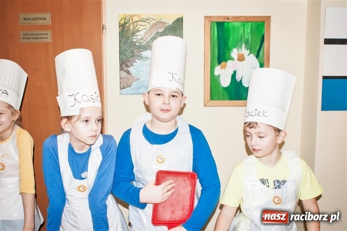 Zdjęcie w galerii na portalu naszraciborz.pl: Warsztaty kulinarne Zdrowe Słodkości w SP1 wiadomości z regionu