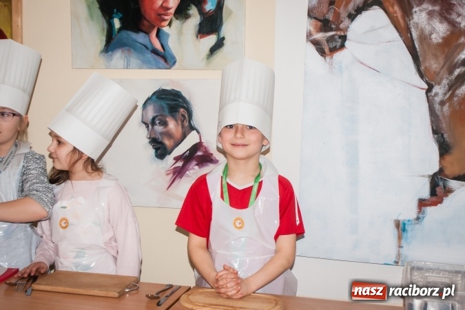 Zdjęcie w galerii na portalu naszraciborz.pl: Warsztaty kulinarne Zdrowe Słodkości w SP1 wiadomości z regionu