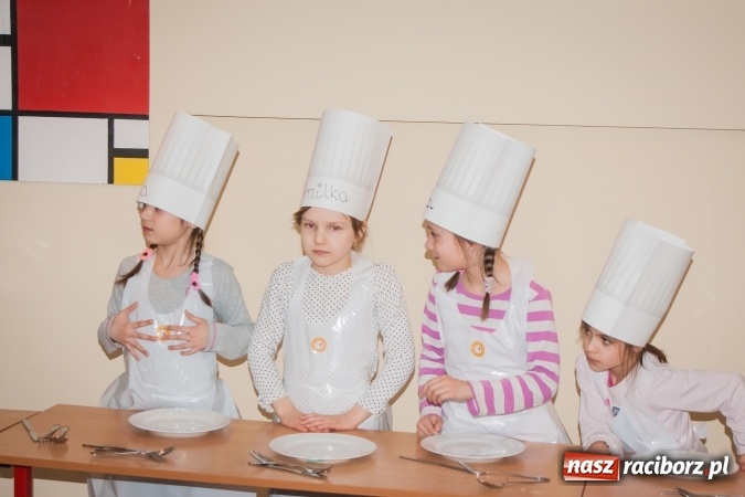 Zdjęcie w galerii na portalu naszraciborz.pl: Warsztaty kulinarne Zdrowe Słodkości w SP1 wiadomości z regionu