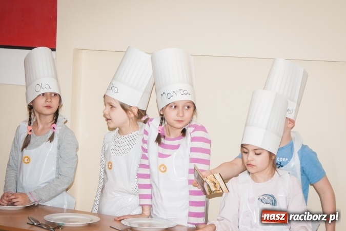 Zdjęcie w galerii na portalu naszraciborz.pl: Warsztaty kulinarne Zdrowe Słodkości w SP1 wiadomości z regionu