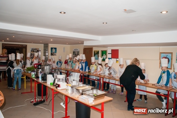 Zdjęcie w galerii na portalu naszraciborz.pl: Warsztaty kulinarne Zdrowe Słodkości w SP1 wiadomości z regionu