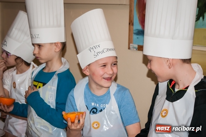 Zdjęcie w galerii na portalu naszraciborz.pl: Warsztaty kulinarne Zdrowe Słodkości w SP1 wiadomości z regionu