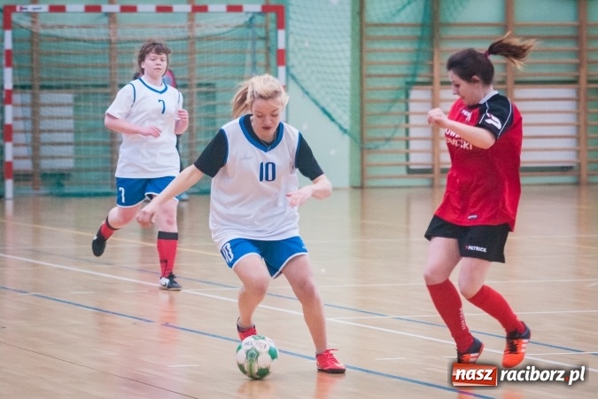 Zdjęcie w galerii na portalu naszraciborz.pl: XIII Makroregionalny Turniej Piłki Nożnej Dziewcząt Szkół Ponadgimnazjalnych za nami. Zawodniczki CKZiU numer 1 z pucharem wiadomości z regionu