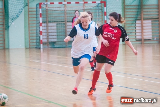 Zdjęcie w galerii na portalu naszraciborz.pl: XIII Makroregionalny Turniej Piłki Nożnej Dziewcząt Szkół Ponadgimnazjalnych za nami. Zawodniczki CKZiU numer 1 z pucharem wiadomości z regionu