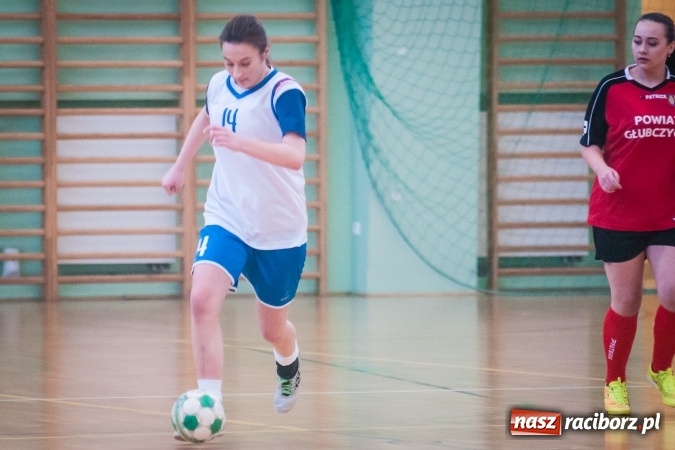 Zdjęcie w galerii na portalu naszraciborz.pl: XIII Makroregionalny Turniej Piłki Nożnej Dziewcząt Szkół Ponadgimnazjalnych za nami. Zawodniczki CKZiU numer 1 z pucharem wiadomości z regionu