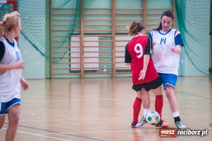 Zdjęcie w galerii na portalu naszraciborz.pl: XIII Makroregionalny Turniej Piłki Nożnej Dziewcząt Szkół Ponadgimnazjalnych za nami. Zawodniczki CKZiU numer 1 z pucharem wiadomości z regionu