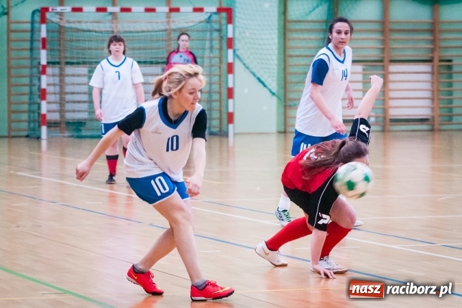 Zdjęcie w galerii na portalu naszraciborz.pl: XIII Makroregionalny Turniej Piłki Nożnej Dziewcząt Szkół Ponadgimnazjalnych za nami. Zawodniczki CKZiU numer 1 z pucharem wiadomości z regionu