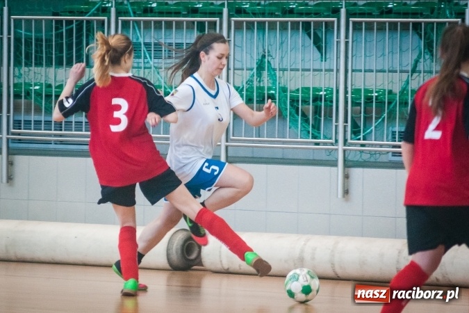Zdjęcie w galerii na portalu naszraciborz.pl: XIII Makroregionalny Turniej Piłki Nożnej Dziewcząt Szkół Ponadgimnazjalnych za nami. Zawodniczki CKZiU numer 1 z pucharem wiadomości z regionu